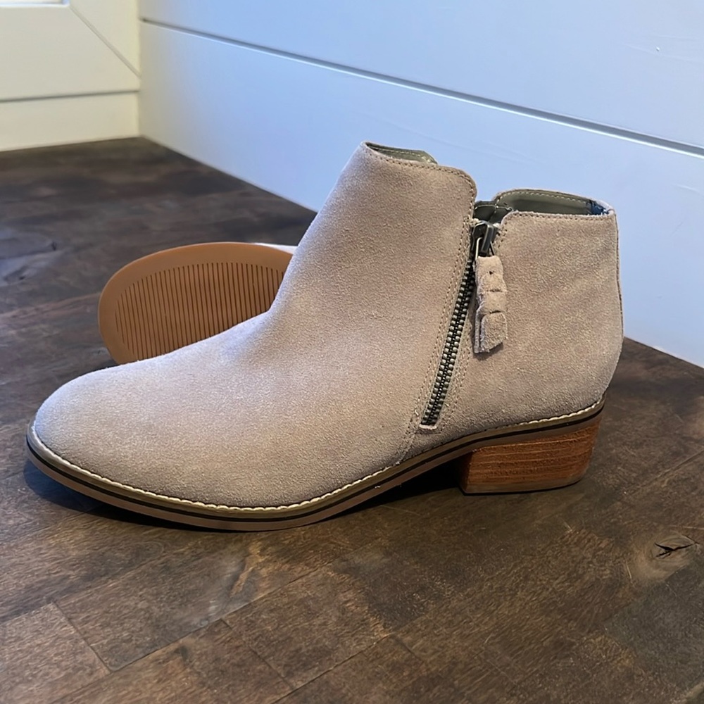 Brand new, never worn. Grey shoe boot. Excellent condition. Waterproof